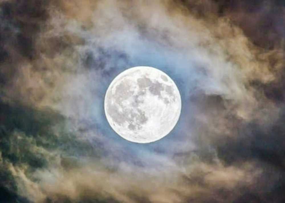 The Science Behind Moonlit Insomnia and Ancient Myths 満月は本当に睡眠を妨げるのか? 民間伝承と科学が示す複雑な真実
