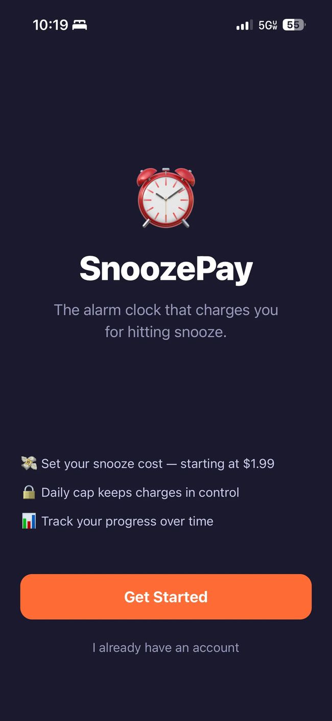 SnoozePayのオンボーディング画面。ダークネイビーの背景に赤い目覚まし時計のアイコン、太字の白いアプリ名、「スヌーズを押すと課金するアラーム時計」というタグライン、3つの機能説明、オレンジ色の「Get Started」ボタン。
