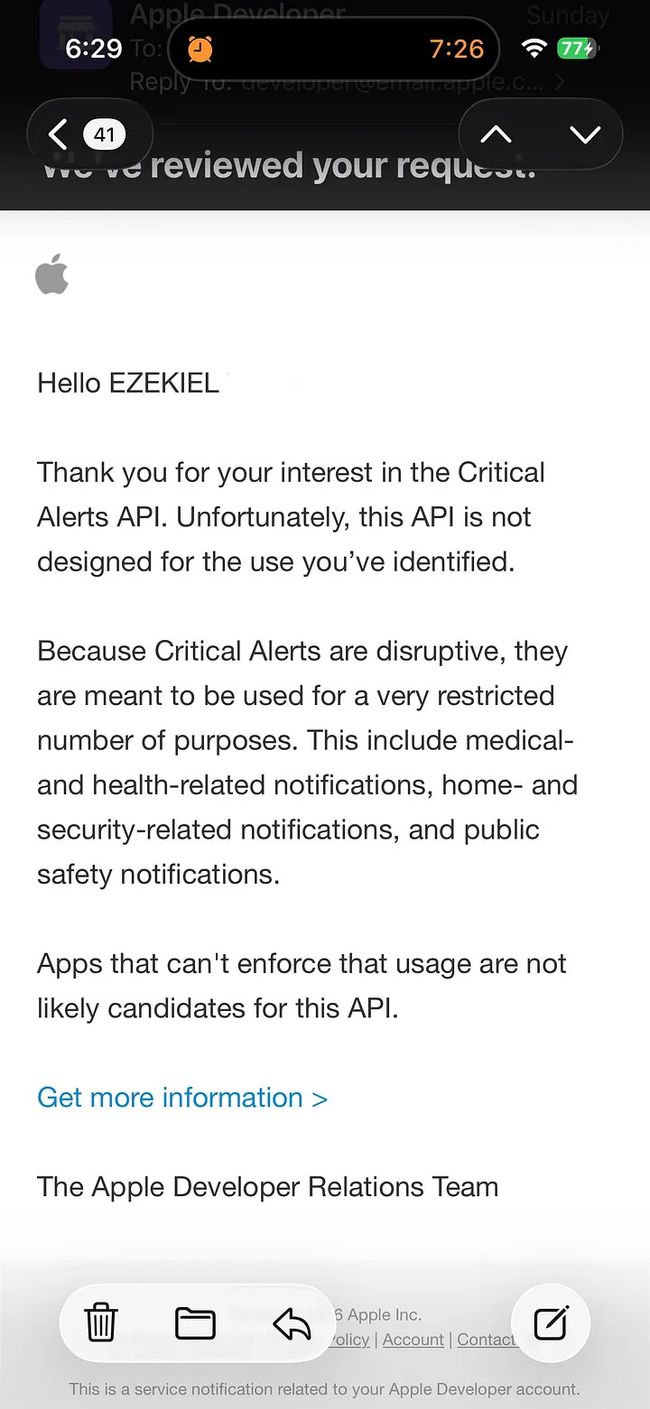 iPhoneに表示されたApple Developer Relationsからのメール。宛名は大文字で「Hello EZEKIEL」。Critical Alerts APIのリクエストを却下し、このAPIは医療・健康、ホーム・セキュリティ、公共安全に関する通知のためのものだと説明している。
